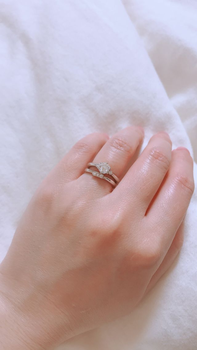 婚約指輪との重ね付け。可憐さもあり、ゴージャス感も出ます