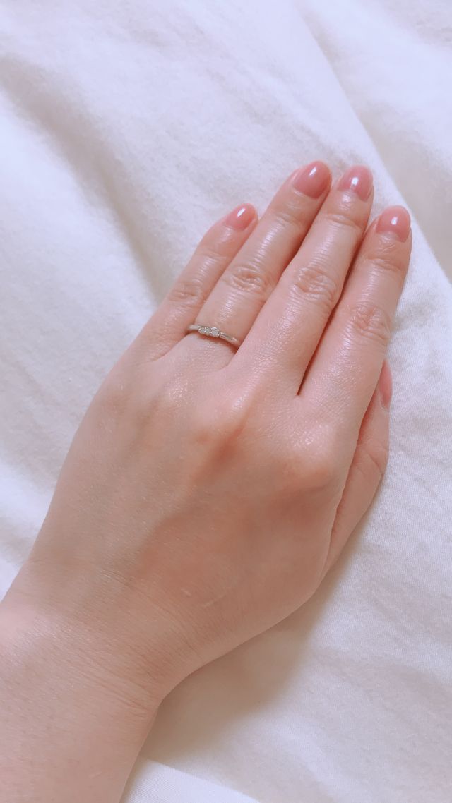 可憐な雰囲気。大きさの違う石が3つ付いています