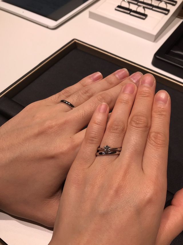 ブリスをペアで購入しました。
結婚指輪も重ねています。