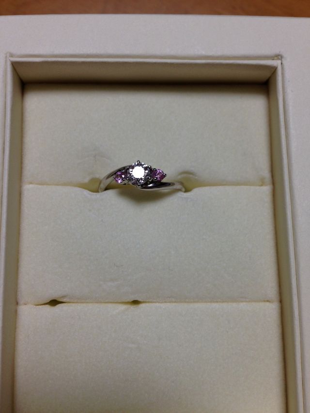 真ん中にダイヤモンド、両端は誕生石のピンクサファイヤです。