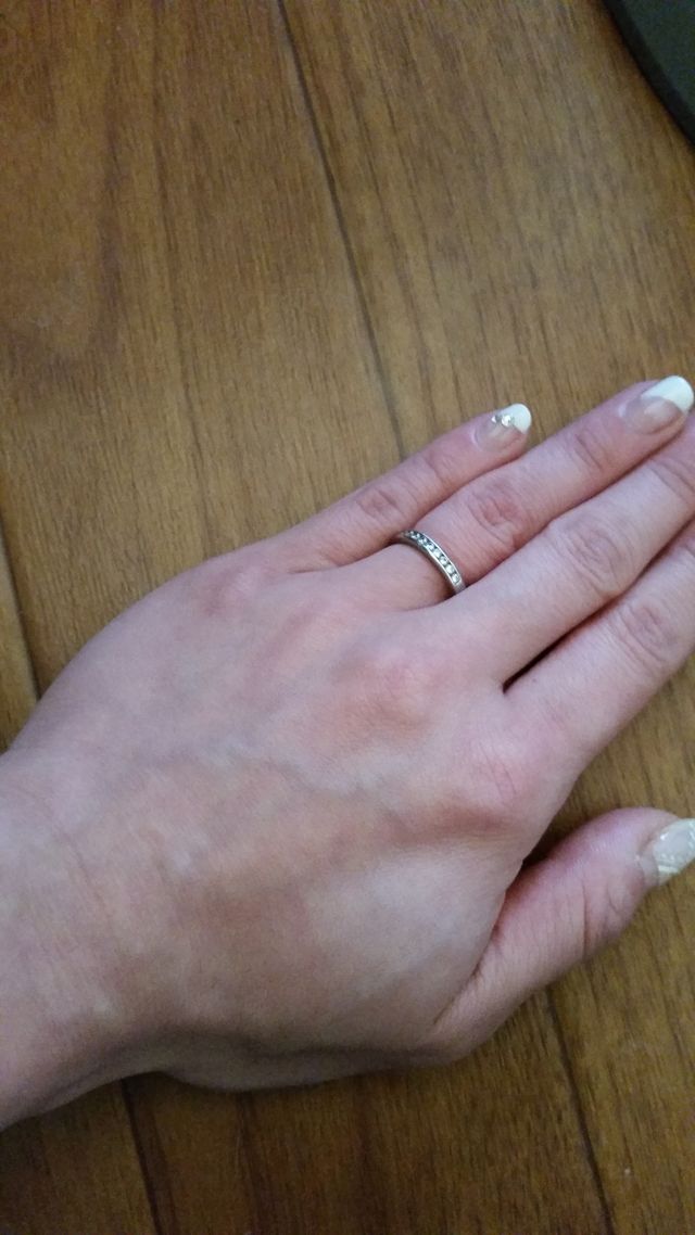指にはめた写真です
