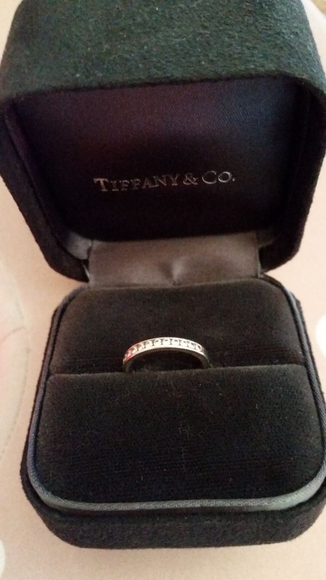 箱にセッティングした指輪です