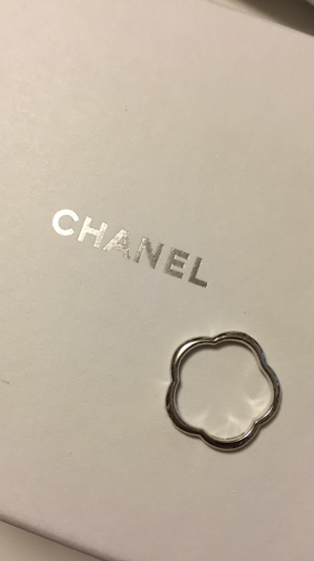 カメリアの形の指輪です