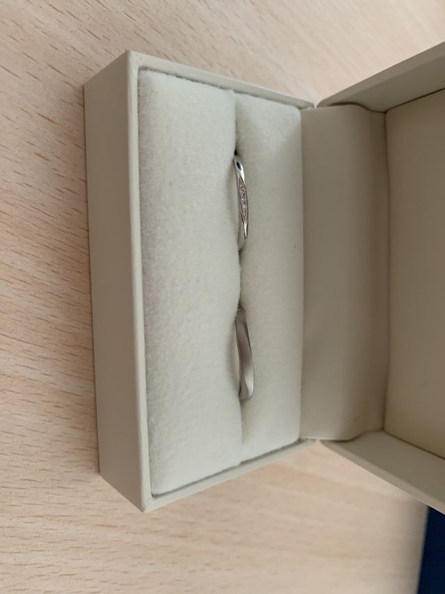 相手の指輪はつや消し加工にしていただきました。