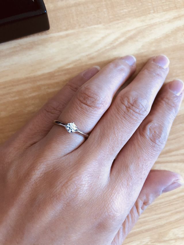 ダイヤが輝くようにシンプルを選びました。