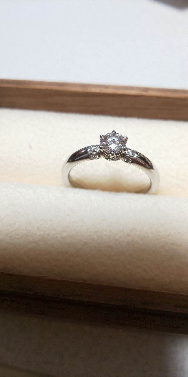 中心のダイヤの両サイドに小さなダイヤが散りばめられていている