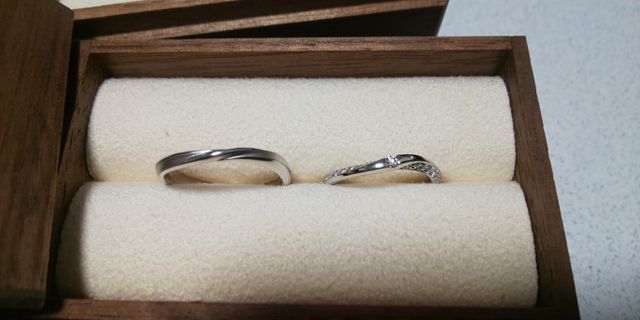 右側。波型で中心に石が1つ、サイドには散りばめられています。