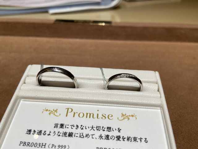 男性側はシンプル、女性側は憧れのダイヤがキラキラ光ってます。