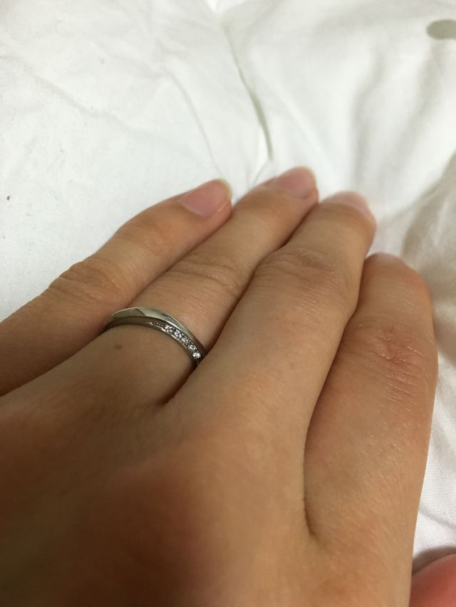 カーブした側面にダイヤが入っています。