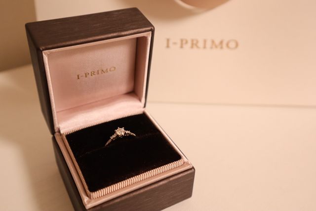 指輪とボックスとショップ袋