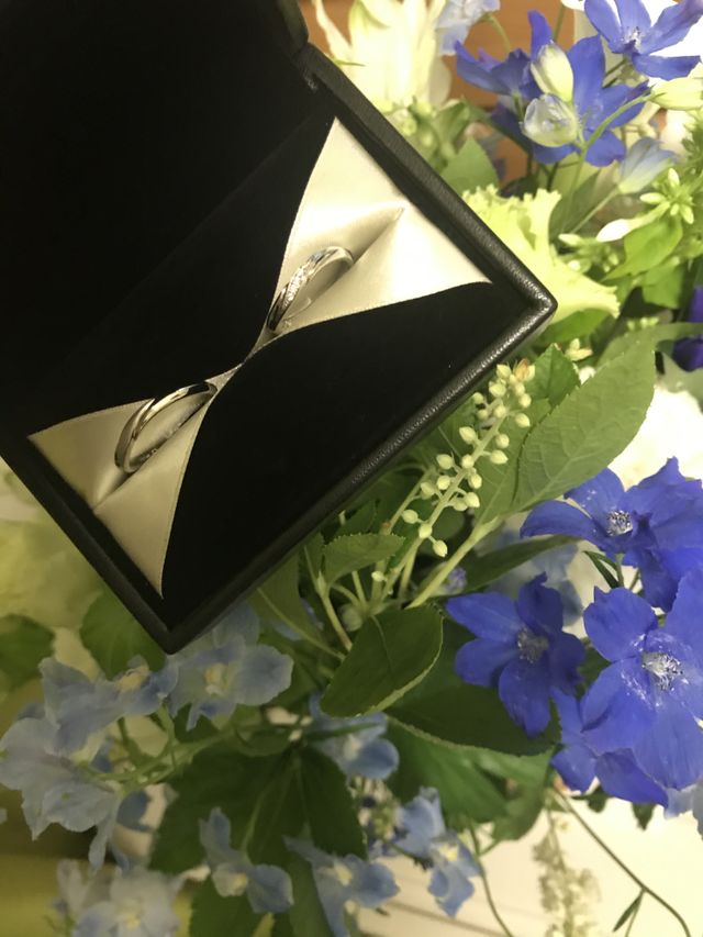 これからつける記念として入籍日にお花と一緒にとりました！