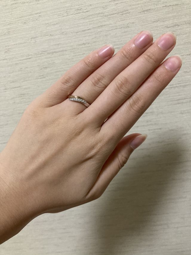 指輪は普通〜太めな印象。手が大きいので、丁度良い存在感です。