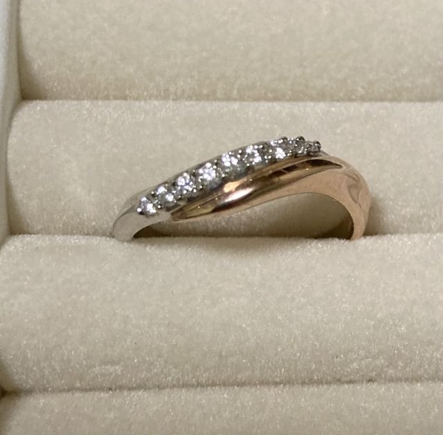 プラチナとピンクゴールドのコンビの指輪にしました。