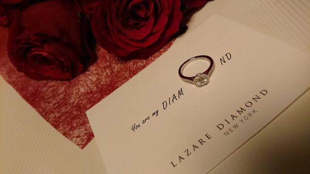 プロポーズで渡したバラの花束と一緒に。