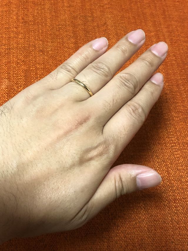 指輪を着けている写真。
