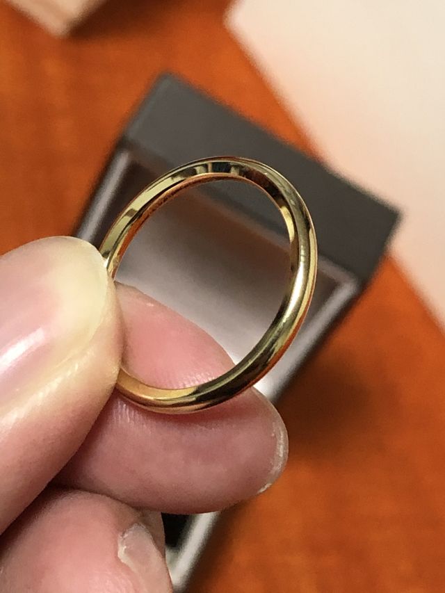 指輪横向きからの写真。