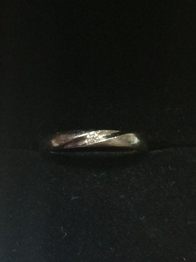 斜めに溝があり中央にダイヤあり(男性用はダイヤなし)