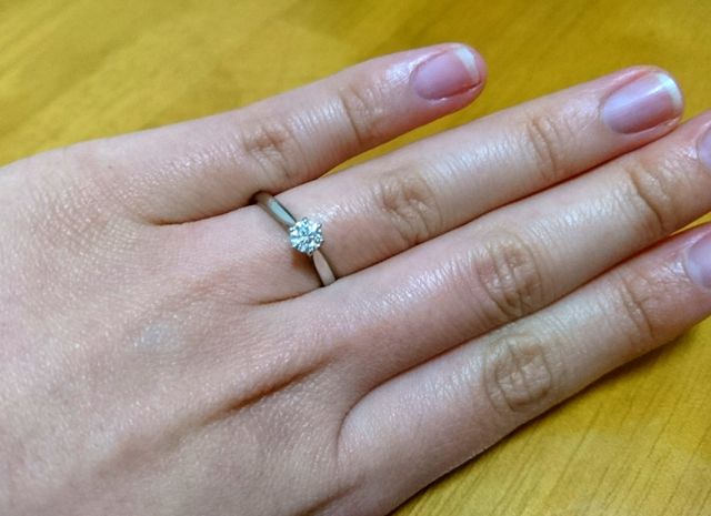 華奢なアームと6本爪で留められたダイヤモンド。