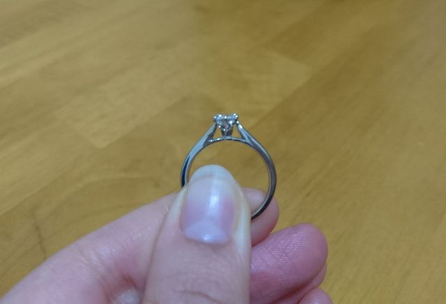 真横からの台座のデザイン。