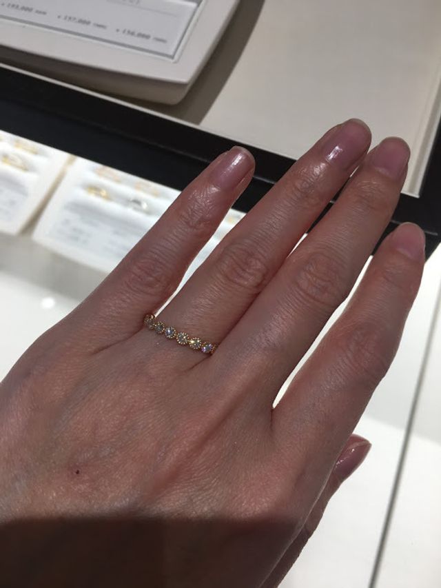 アンティーク感がかわいいハーフエタニティです。