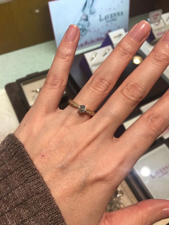 アンティーク調でアームにもダイヤが埋め込まれています