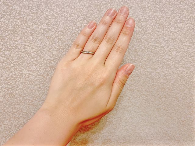 ラインが斜めになっているので指が細く見えます。