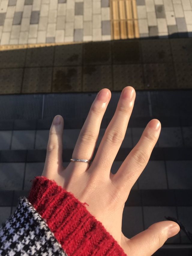 斜めに入ったダイヤが主張し過ぎないが確実にキラキラして可愛い