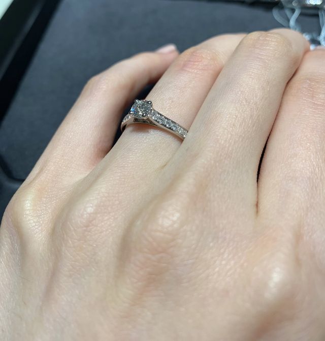 ダイヤの輝きとデザインが素敵です。