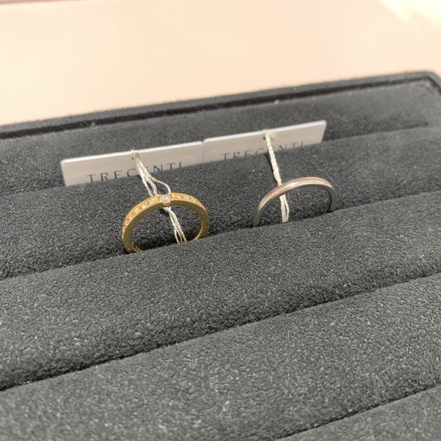 ゴールドのハーフエタニティで
中心に大きめのダイヤが入ってる