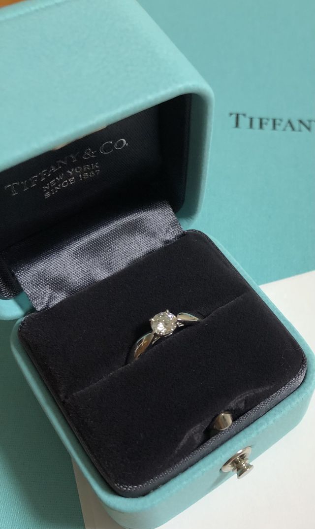 ティファニー王道指輪。
重ね付けして違和感のないダイヤサイズ