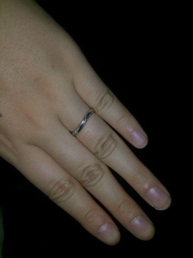 手が大きいので、細すぎない指輪にしました。