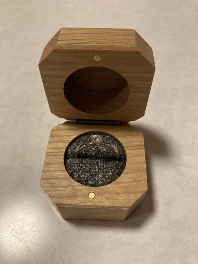 完成後の指輪です。ツメあり・ダイヤに向かってしぼりあり