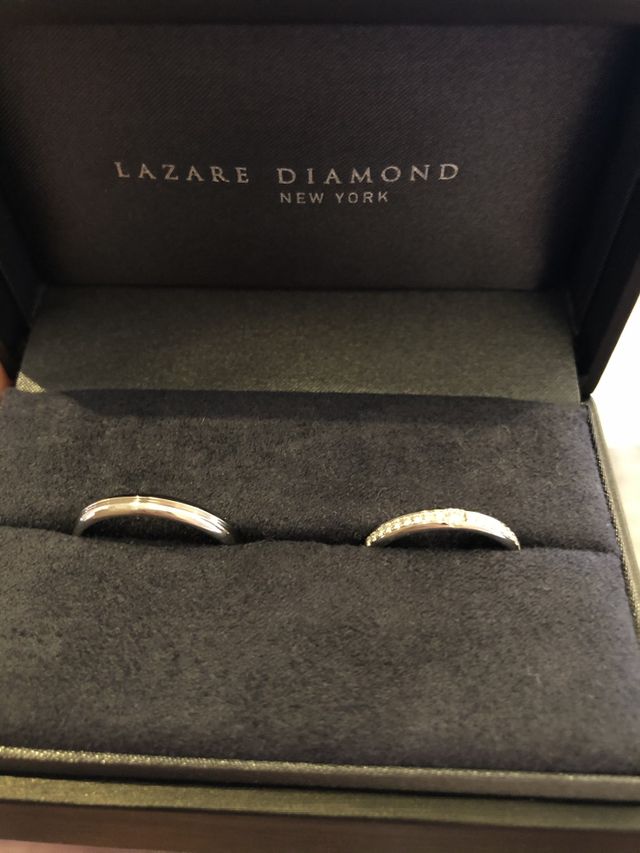 端正に彩る厳選の輝きが大粒のセンターダイヤモンドを引き立てる