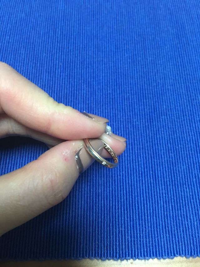 一粒ダイヤを入れたデザインの結婚指輪です。