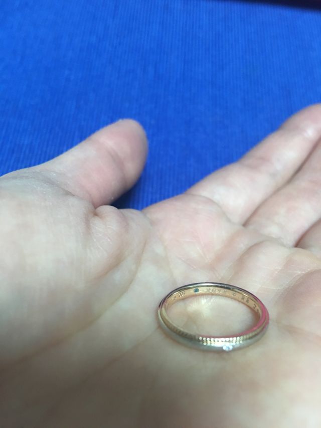 内側にも、ブルーダイヤを入れています。サムシングブルーです。