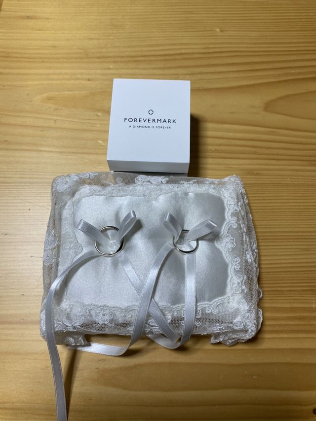 購入した指輪をリングピローにセットした写真です。