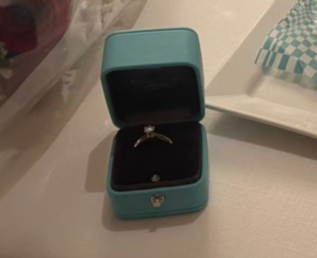 水色のティファニーブルーが可愛いケース。