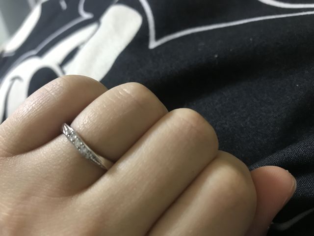 正面にウェーブがかかっていてダイヤも５つついている。