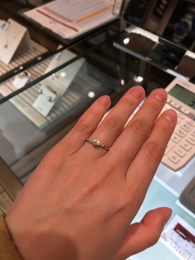 彼女に試着してもらいました。