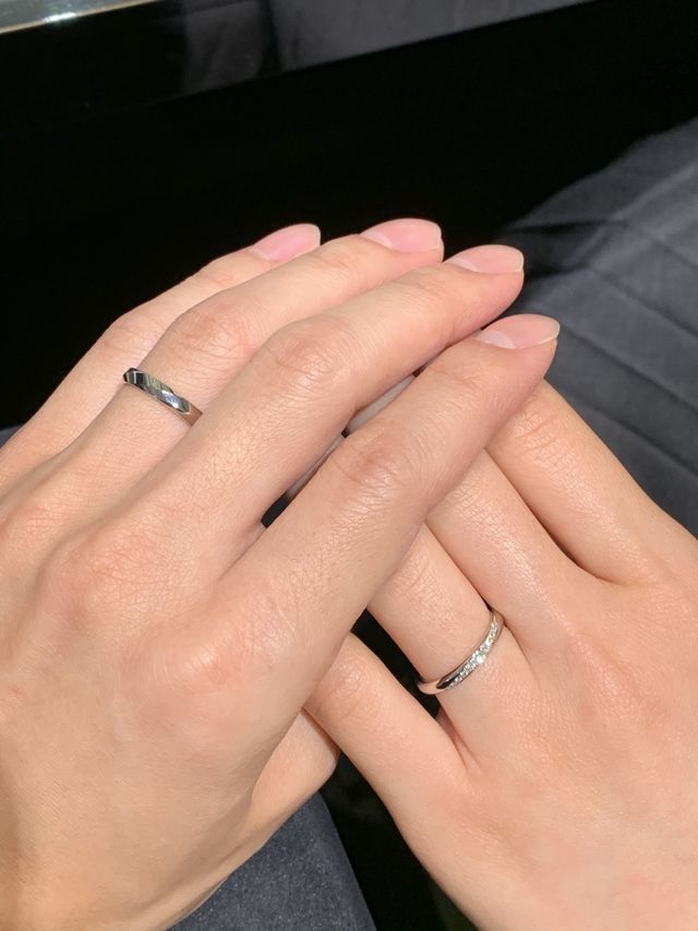 さりげないダイヤの輝きとペア感のあるラインが特徴です。