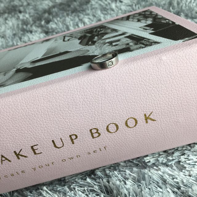 太めでシンプルな指輪です。