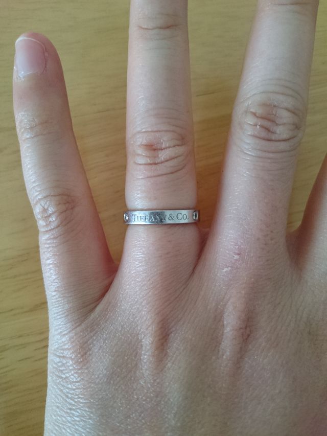 ダイヤの間にはロゴが入っています。