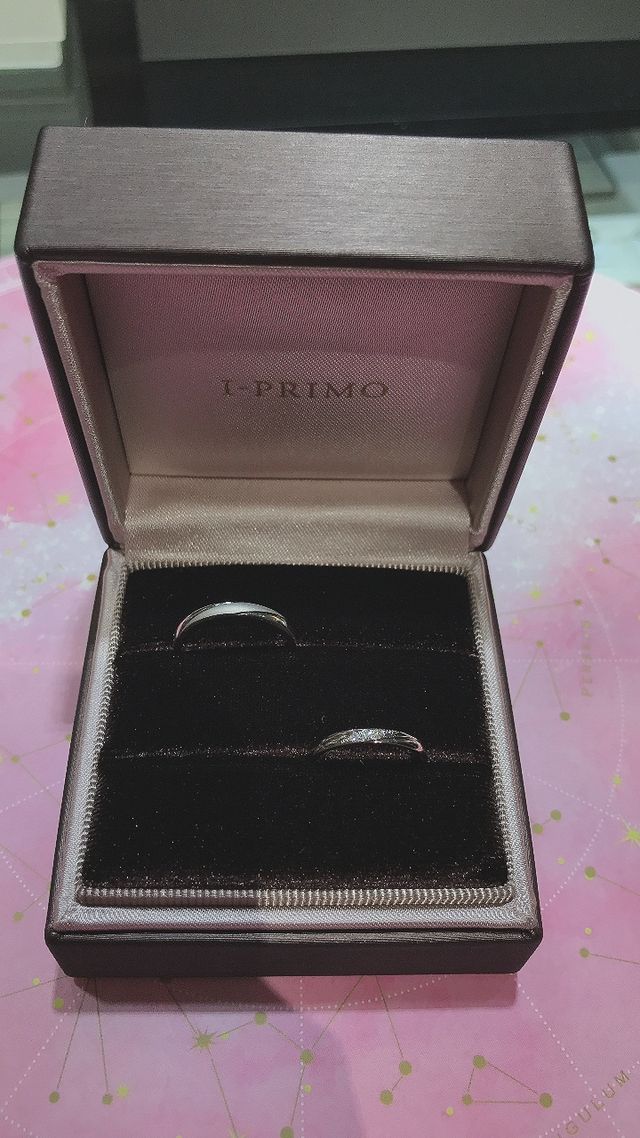 結婚指輪。男性用つや消しはオーダーで入れてもらった。