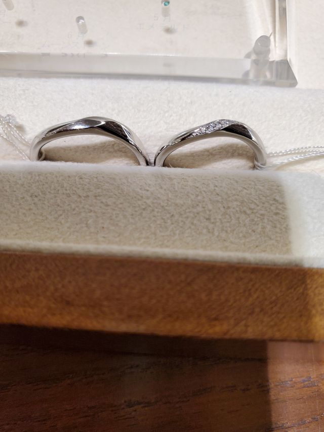 緩やかなウェーブがかった指輪です。
キラキラしてて綺麗です。