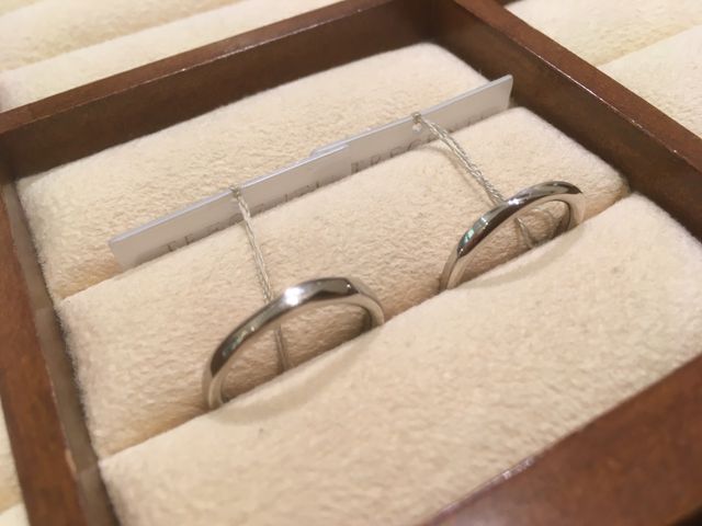 女性用リング右は華奢で繊細な感じだった