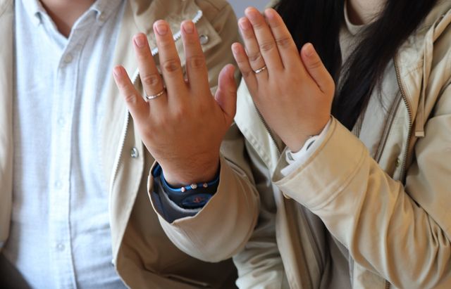 指輪受取時に、担当者様に撮影して頂きました。