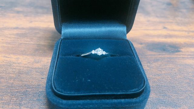 ウェーブ型で三石のダイヤモンドがついています