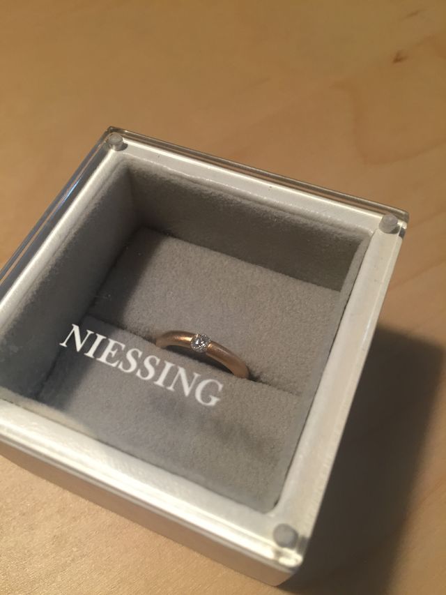 箱は上のプラスチックの蓋が磁石でくっついています。