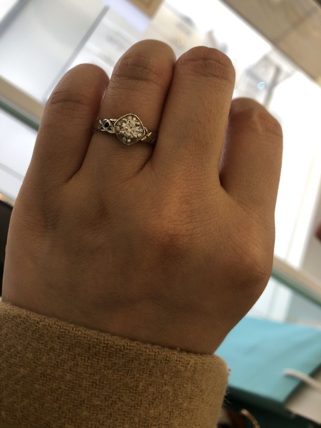 大ぶりで存在感のある指輪です。