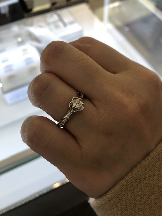 シャネルのカメリアモチーフのエンゲージリングです。